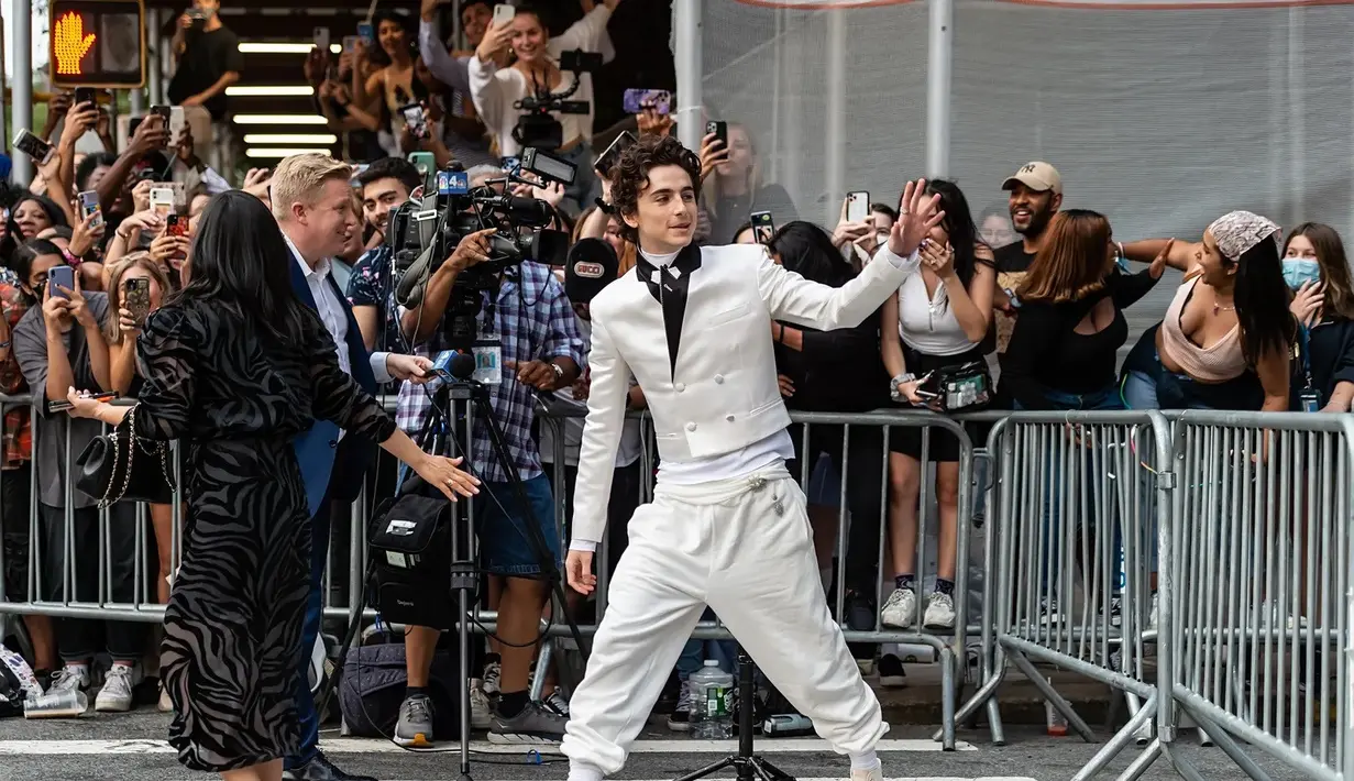 Timothee Chalamet tiba di Met Gala pertamanya di tahun 2021 dengan berjalan kaki. Timothee diketahui berjalan ke museum dari Frick Madison, diikuti dengan sekelompok penggemarnya. Foto: Vogue.