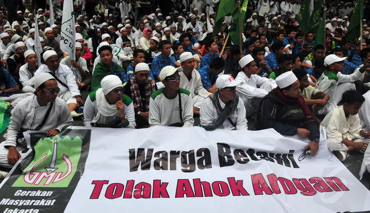 Selain FPI, massa dari Gerakan Masyarakat Jakarta juga ikut melakukan aksi menolak Ahok menjadi Gubernur DKI Jakarta, Senin (10/11/2014). (Liputan6.com/Johan Tallo) 