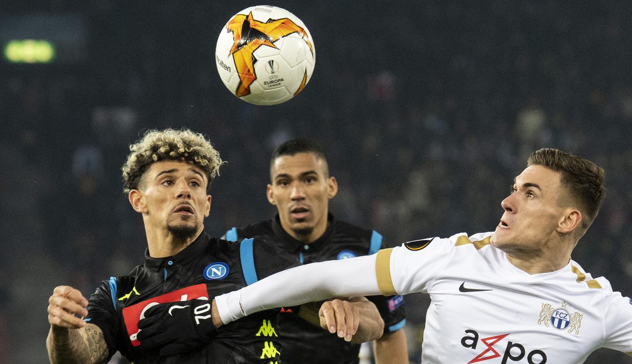 Pemain Napoli, Kevin Malcuit, duel udara dengan pemain FC Zurich, Benjamin Kololli, pada laga Liga Europa di Stadion Letzigrund, Kamis (14/2). Napoli menang 3-1 atas FC Zurich. (AP/Walter Bieri)