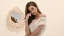 Salah satu outfit yang sering dipakai Anya Geraldine di berbagai kesempatan yakni outfit off shoulder. Penampilannya semakin elegan saat memakai off shoulder bergaya vintage putih ini. (Liputan6.com/IG/@anyageraldine)