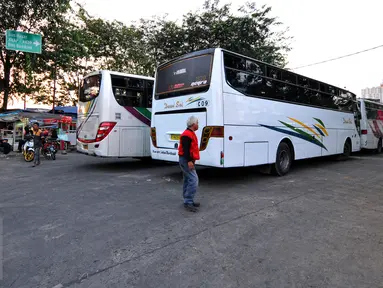 Jelang H-4 Lebaran, Terminal bus Depok masih terlihat sepi dari pemudik, Jawa Barat, Senin (13/7/2015). Menurut agen bus Terminal Depok, jumlah pemudik saat ini mengalami penurunan dibandingkan tahun 2014. (Liputan6.com/Yoppy Renato)