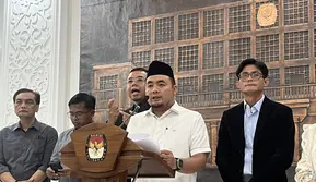 Ketua KPU Mochamad Afifuddin saat menggelar Konferensi Pers terkait pembatalan Keputusan KPU RI Nomor 731 Tahun 2025 tentang Penetapan Dokumen Persyaratan Pasangan Calon Presiden dan Wakil Presiden Sebagai Informasi Publik yang Dikecualikan KPU. (Liputan6/Winda Nelfira)