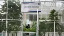 Anggota KWT Teratai melakukan perawatan tanaman sayur hidroponik di rumah kaca Green House, Sunter Muara, Jakarta, Minggu (13/12/2020). Hasil sayur yang ditanam memiliki kualitas lebih baik dibandingkan tanaman hidroponik di luar ruangan karena bebas hama. (merdeka.com/qbal S. Nugroho)