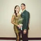 Alyssa Daguise dan Al-Ghazali terlihat serasi dalam balutan serba hijau. Alyssa tampil cantik dengan kebaya kurung sabrina dan rok kain tenun. Al-Ghazali terlihat gagah kenakan double breasted suit [@alyssadaguise]