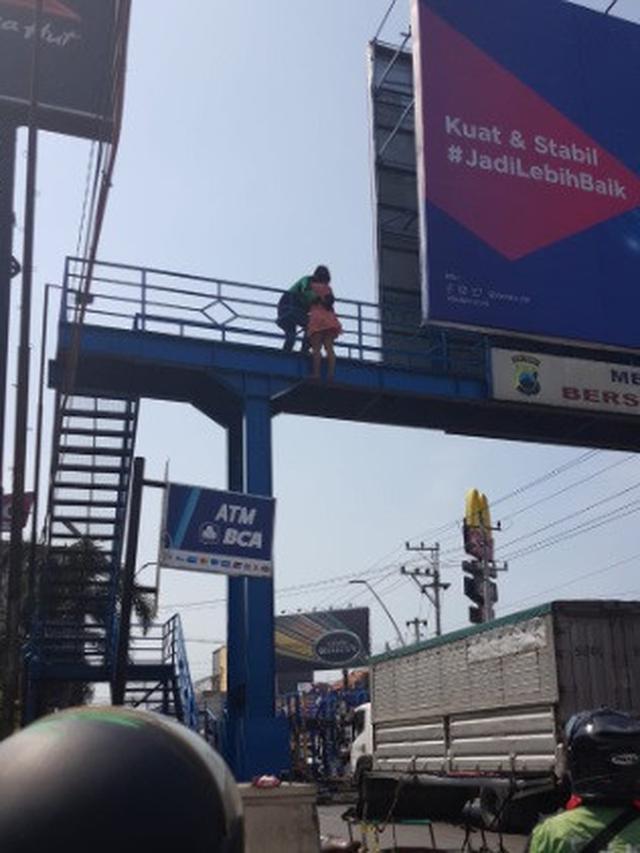 driver ojol selamatkan wanita (foto: Twitter/@infotegal)