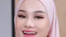 MUA Ikawati Fitria merias wajah Dinda dengan makeup bak Barbie. Mengaplikasikan lipstik pink tipis, berfokus pada riasan mata dengan eyehadow shimmernya. [Instagram/@ikawatifitria]