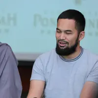 Teuku Wisnu dan Shireen Sungkar saat menggelar jumpa pers Kamis (19/4/2018). Pasangan yang tengah berbahagia itu menceritakan proses kehadiran anak ketiganya. (Adrian Putra/Bintang.com)