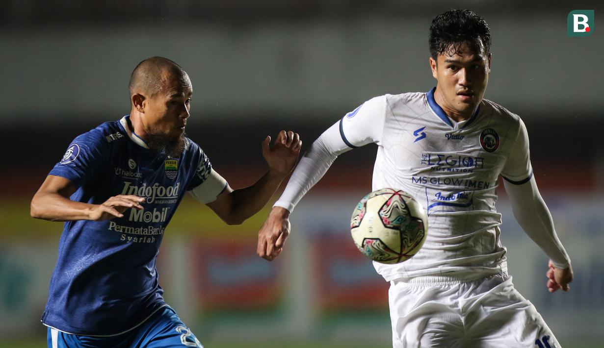 Pada babak kedua M Rafli punya beberepa peluang mencetak gol. Sayang peluang tersebut belum bisa nambah keunggulan Arema lantaran bola membentur tiang. (Bola.com/Bagaskara Lazuardi)