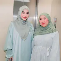 Gaya Kompak Kiky Saputri dan Aurel Hermansyah. [@kikysaputrii]