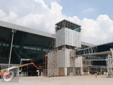 Pembangunan Tower Air Traffic Controller (ATC)‎ di Terminal 3 Ultimate Bandara Soekarno-Hatta, Tangerang, Rabu (13/7). Angkasa Pura II terus kebut pembangunan ATC dengan target penyelesaian tower 1 minggu mendatang. (Liputan6.com/Helmi Afandi)