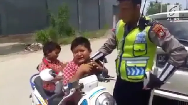 VIDEO: Terciduk Naik Motor, Bocah SD Nangis Cium Tangan Polisi