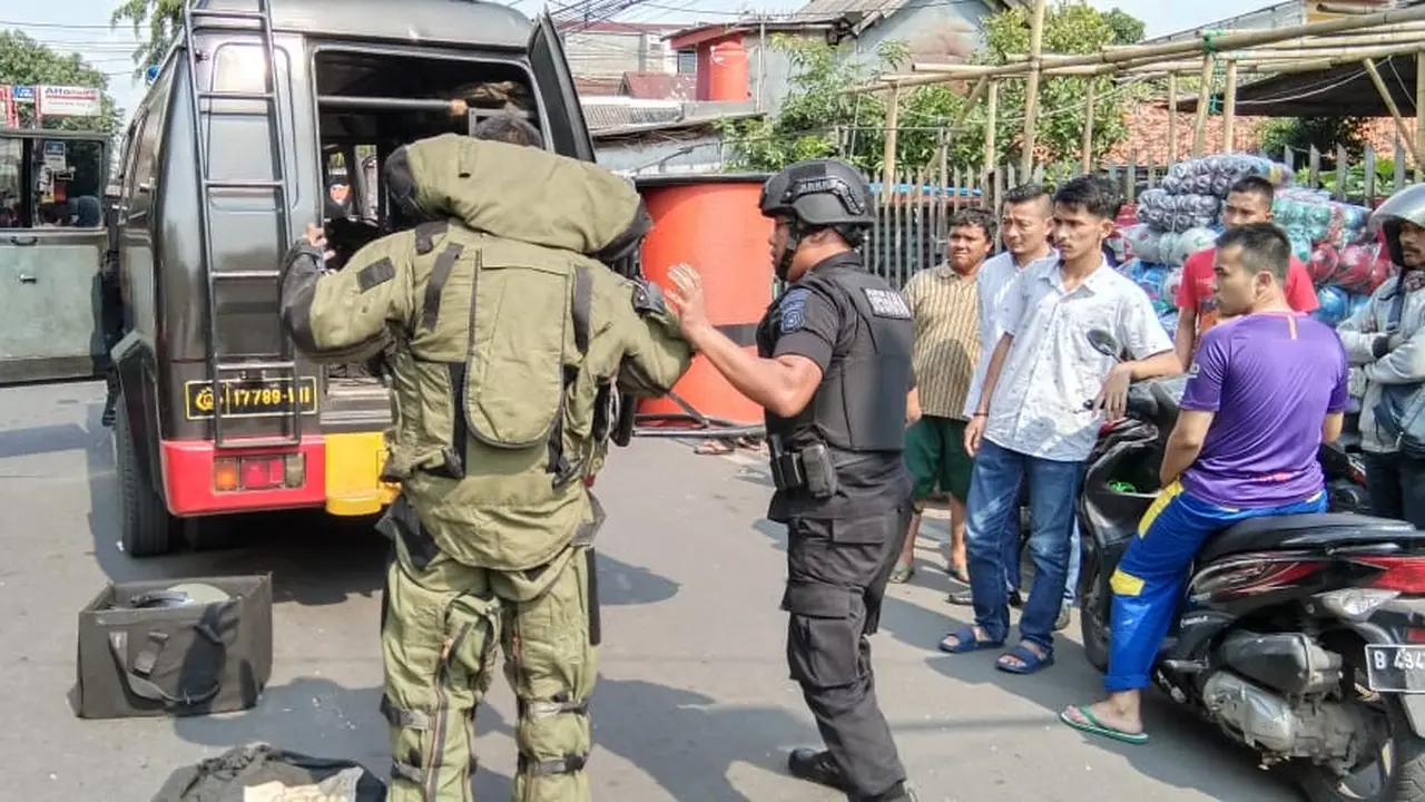 Tim penjinak bom dikerahkan untuk mengevakuasi benda mencurigakan di tepi Jalan Otista III, Cipinang Cempedak, Jatinegara, Jakarta Timur. (Liputan6.com/Nafiysul Qodar)