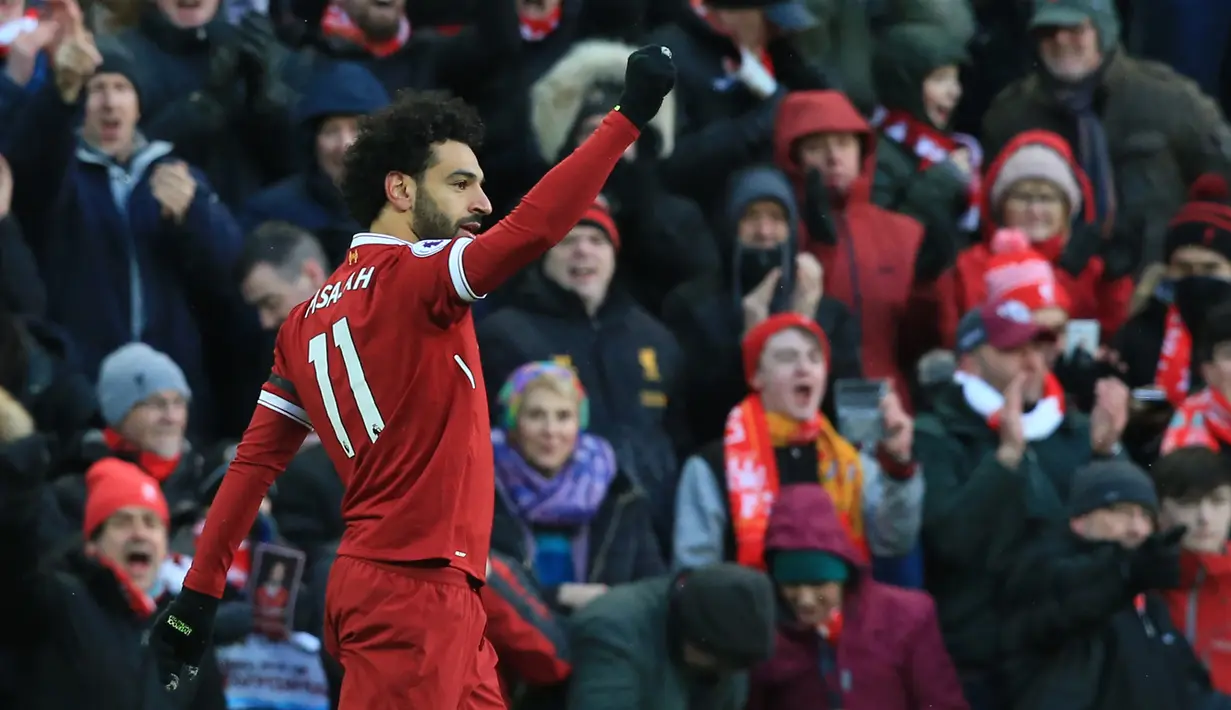 Gelandang Liverpool, Mohamed Salah merayakan gol yang dicetaknya ke gawang Watford pada laga Premier League di Stadion Anfield, Liverpool, Sabtu (17/3/2018). Liverpool menang 5-0 atas Watford. (AFP/Lindsey Parnaby)
