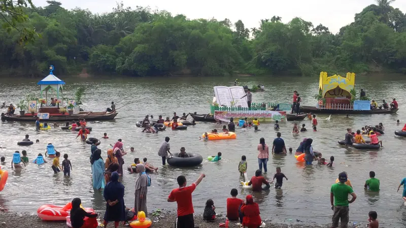 Sucikan Diri, Warga Riau Terjun ke Sungai Kampar