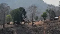 Foto kombinasi menunjukkan pangkalan militer Myanmar terbakar usai diserang pemberontak etnis Karen di tepi Sungai Salween terlihat dari Mae Sam Laep, Mae Hong Son, Thailand, 27 April 2021 (atas) dan pangkalan yang sama pada 31 Maret 2021 (bawah). (Handout, Lillian SUWANRUMPHA/AFP/KAWTHOOLEI TODAY)