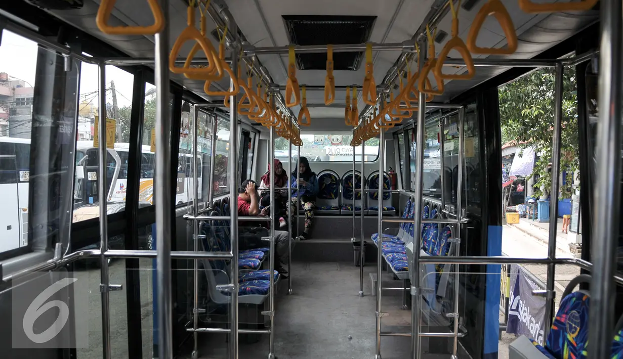 Sejumlah penumpang saat berada di dalam bus Transjakarta Depok-Uki di  Terminal Depok, Jawa Barat, Jumat (22/7). PT Transjakarta melakukan perubahan rute bus Depok-UKI untuk mengangkut penumpang dari Cibubur. (Liputan6.com/Yoppy Renato)