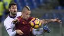 Pemain AS Roma, Radja Nainggolan menutup pergerakan pemain Fiorentina, Davide Astori saat berebut bola pada lanjutan Serie A Italia di  Olimpico stadium, Roma, (7/2/2017). AS Roma menang 4-0. (Maurizio Brambatti/ANSA via AP)