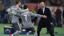 Zidane merayakan gol bersama Ronaldo dan Sergio Ramos saat melawan AS Roma  pada Liga Champions di Olympic stadium, Roma, (18/2/2016). Zinedine Zidane mundur dari kursi pelatih Madrid setelah meraih trofi Liga Champions tiga kali. (AFP/Alberto Pizzo)