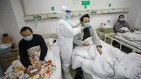 Dokter memeriksa kondisi pasien kritis virus corona atau COVID-19 di Rumah Sakit Jinyintan, Wuhan, Provinsi Hubei, China, Kamis (13/2/2020). (Chinatopix Via AP)