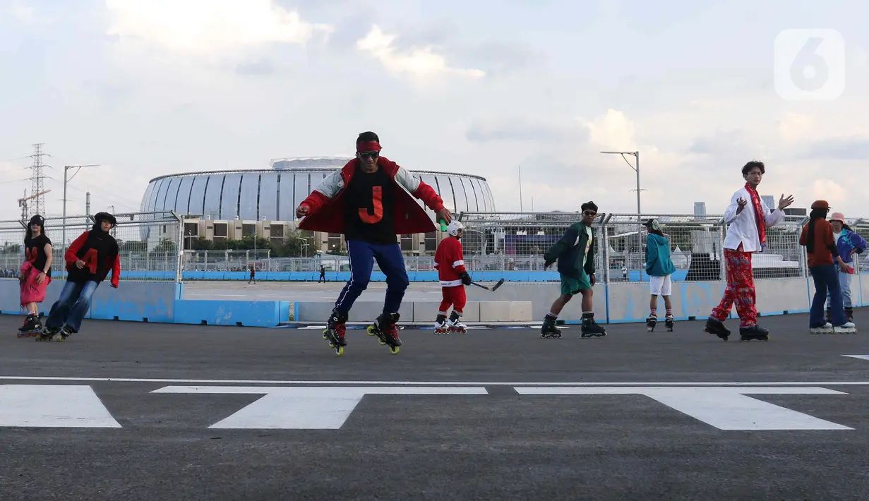 Peserta berparade dalam pagelaran Jakarnaval 2022 di Jakarta International Eprix Circuit, Ancol, Minggu (14/8/2022). Gelaran Jakarnaval 2022 yang mengangkat tema "Kekayaan Intelektual Nusantara untuk Dunia" tersebut menampilkan parade komunitas pegiat seni budaya, marching band, dan kendaraan hias. (Liputan6.com/Herman Zakharia)