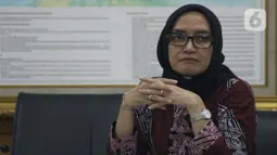 Komisioner KPU RI, Evi Novida Ginting saat memberi keterangan terkait pernyataan sikap KPU RI terhadap putusan DKPP di Gedung KPU RI, Jakarta, Kamis (19/3/2020). Evi Novida Ginting menyatakan keberatan dan akan mengajukan gugatan atas putusan DKPP. (Liputan6.com/Helmi Fithriansyah)