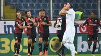 Para pemain Genoa merayakan gol ke gawang AC Milan pada laga Serie A di Luigi Ferraris, Genoa, Selasa (25/10/2016). (AFP/Giuseppe Cacace)