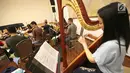Seorang harpist berlatih jelang konser Sabda Semesta di Jakarta, Senin (25/9). Konser yang dihadiri komponis muda dunia dihadirkan dalam bentuk Sajak Simfonik. (Liputan6.com/Fery Pradolo)