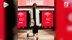 Sebuah video viral memperlihatkan aksi kucing yang ikut berjalan bak model di catwalk.