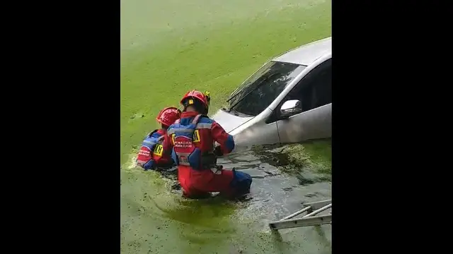 Mobil Masuk Danau