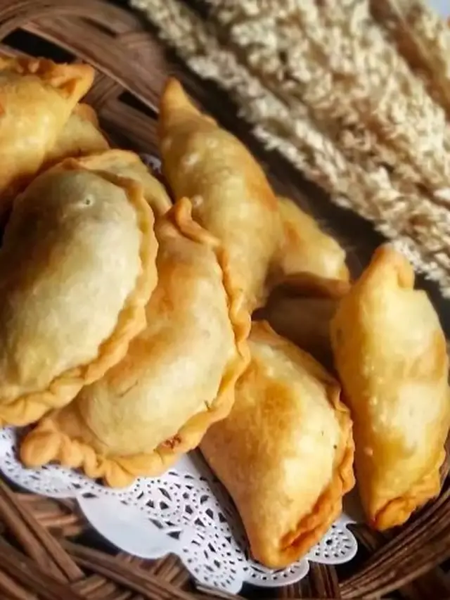 Pastel renyah isi wortel dan telur lengkap cabe