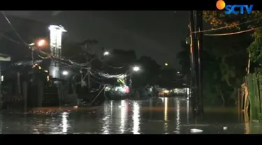 Benangan banjir dengan ketinggian air hampir satu meter membentang sepanjang ratusan meter.