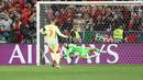 Diogo Costa tampil sebagai pahlawan Portugal dengan menggagalkan tendangan Alvaro Morata, sementara Ruben Neves menjadi algojo terakhir yang memastikan kemenangan. (Christian Charisius, dpa via AP)