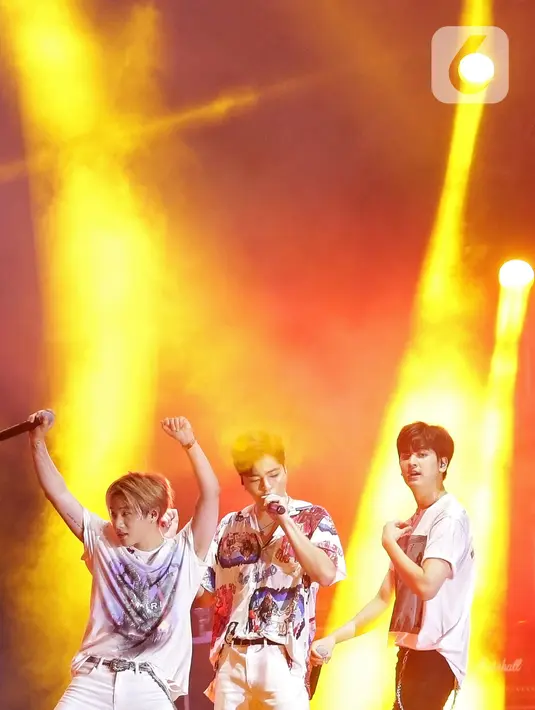 Boyband asal Korea Selatan, iKON menghibur penonton pada festival musik GUDFEST 2019 hari pertama di Helipad Parking Ground, Senayan, Sabtu (2/11/2019). Kehadiran iKON dalam GUDFEST merupakan yang pertama setelah Hanbin atau B.I memutuskan hengkang. (Fimela.com/Bambang E. Ros)