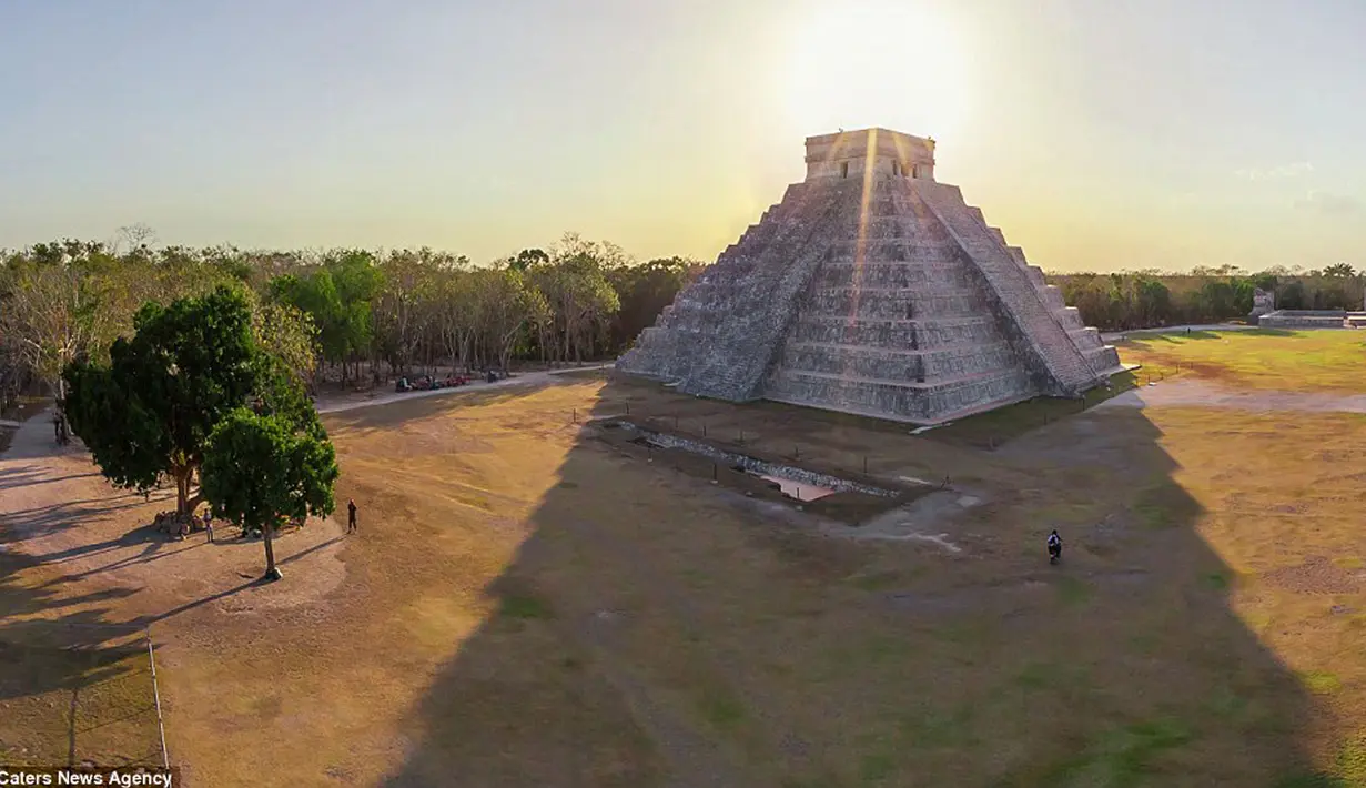 Chichen Itza di Meksiko basks saat disinari cahaya matahari yang sangat indah. Sekitar 1,2 juta orang mengunjungi reruntuhan Chichen Itza setiap tahun. (Dailymail)