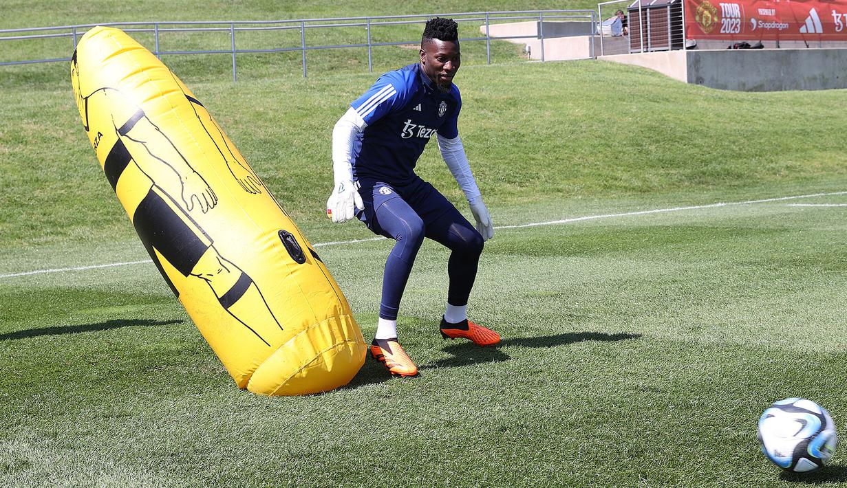 Kiper baru Manchester United, Andre Onana melakukan latihan perdana bersama timnya di pusat pelatihan Pingry School, New Jersey, Amerika Serikat, Sabtu (22/07/2023) WIB. Oana dibeli oleh MU dari Inter Milan seharga 52,5 euro dengan durasi kontrak selama lima tahun. Sementara itu, skuad asuhan Erik Ten Hag kini tengah menjajal beberapa tim dalam tur pramusim mereka di Amerika Serikat. (Twitter/@ManUtd)