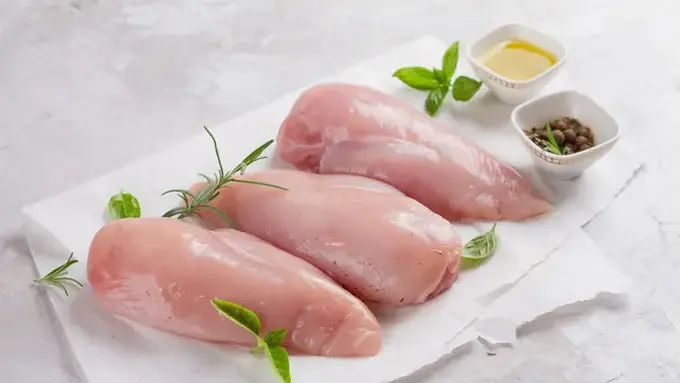 Trik Cincang Daging Ayam Pakai Pisau, Hasilnya Dijamin Lembut dan Halus