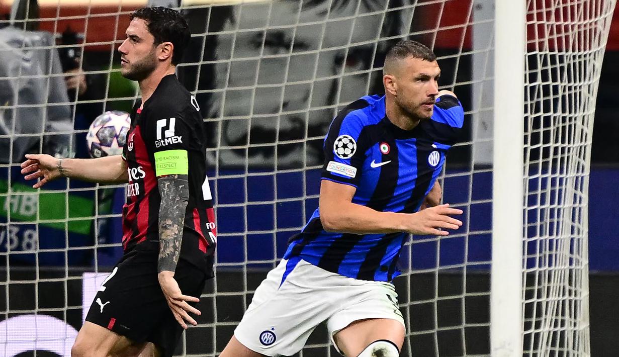 Selebrasi striker Inter Milan, Edin Dzeko setelah menjebol gawang AC Milan pada laga leg pertama semifinal Liga Champions 2022/2023 di San Siro Stadium, Milan (10/5/2023). Edin Dzeko untuk sementara menjadi pencetak gol terbanyak di kubu Inter Milan. Hingga babak semifinal, ia telah mencetak 4 gol dan 1 assist dari total 12 laga. Gol terakhirnya dicetak saat Inter Milan menang 2-0 atas AC Milan pada leg pertama semifinal, 10 Mei 2023. (AFP/Marco Bertorello)