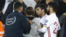 Petugas membawa pria yang mendekati gelandang Isco saat pertandingan kualifikasi Piala Dunia 2018 antara Israel melawan Spanyol di Stadion Teddy di Yerusalem (9/10). Enam suporter Israel ditangkap polisi usai laga tersebut. (AFP Photo/Jack Dan Jack Guez)
