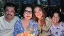 Inilah momen ketika Bunga Citra Lestari merayakan ulang tahun sang ibunda, Emmy Syarif. Perayaan tersebut digelar secara intimate bareng keluarga. Tampak Muchlis Rusli sang ayah dan Noah Sinclair putra semata wayangnya hadir di tempat perayaan. (Liputan6.com/IG/@bclsinclair)