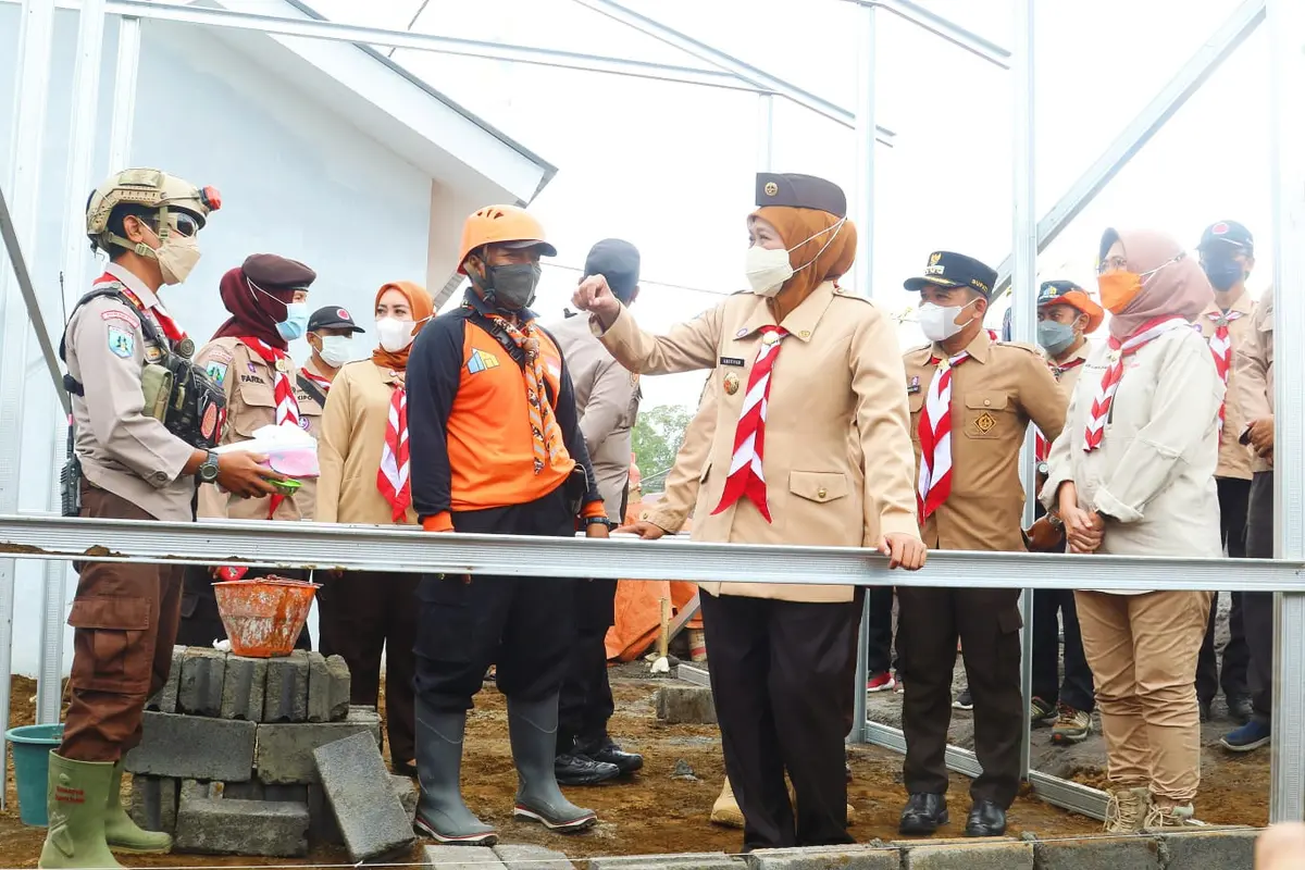 Khofifah memuji keterlibatan Pramuka dalam pembangunan huntara Semeru. (Dian Kurniawan/Liputan6.com)