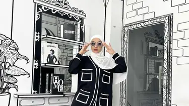 9 Ide Padu Padan Baju Hitam dengan Hijab ala Seleb, Zaskia Sungkar-Syahrini