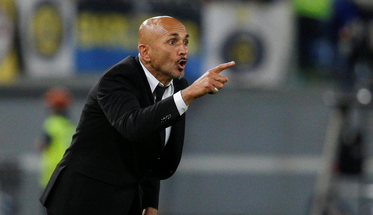 Pelatih AS Roma, Luciano Spalletti terlihat memberikan instruksi kepada pemainnya saat melawan Inter Milan pada lanjutan Serie A Italia di Stadion Olympico, Roma, Senin (3/10/2016) dini hari WIB. (REUTERS/Max Rossi)