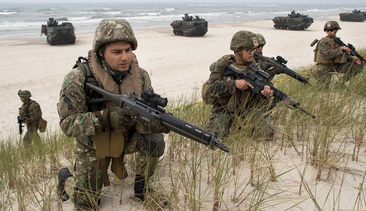 Marinir AS melakukan operasi pendaratan saat latihan militer Baltops 2018 di Laut Baltik, Lithuania (4/6). Latihan ini juga bentuk respon atas latihan perang Rusia yang dilakukan dengan peluru tajam di Laut Baltik. (AP/Mindaugas Kulbis)