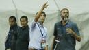 Pelatih Indonesia, Luis Milla, memberikan arahan kepada anak asuhnya saat pertandingan melawan Guyana di Stadion Patriot, Bekasi, Sabtu (25/11/2017). Indonesia menang 2-1 atas Guyana. (Bola.com/M Iqbal Ichsan)