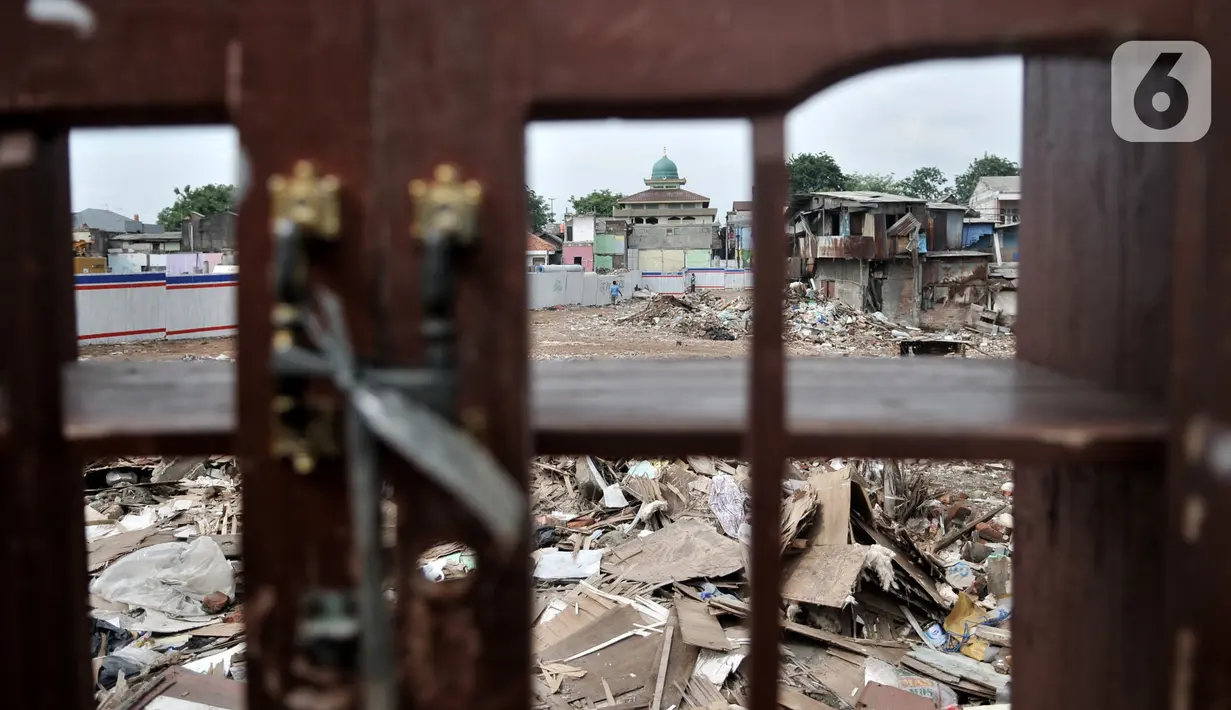 Warga melintasi lahan yang dahulunya permukiman yang terkena gusuran proyek Tol Becakayu, Cipinang Besar Utara, Jakarta, Senin (30/12/2019). Tercatat 900 rumah warga di 3 RW, yakni RW 001, 002, dan 003 Kelurahan Cipinang Besar Utara terkena gusuran proyek Tol Becakayu. (merdeka.com/Iqbal S. Nugroho)