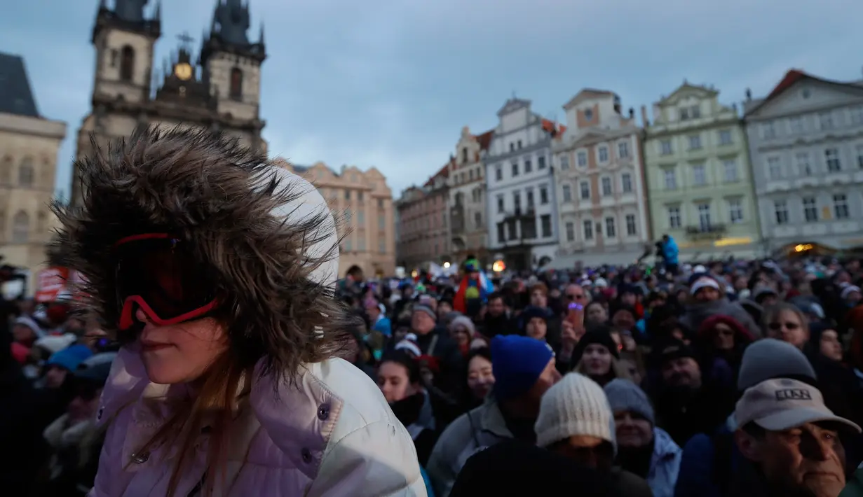 Seorang wanita bersiap untuk menyambut atlet Ester Ledecka di Old Town Square di Praha, Ceko (26/2). Ester Ledecka berhasil meraih dua medali dari dua nomor cabang olahraga yang berbeda, yakni ski dan snowboarding. (AP Photo / Petr David Josek)