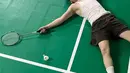 Tampak dari beberapa foto yang dibagikan, Rich Brian sampai kelelahan karena lama tidak bermain badminton. Penyanyi kelahiran Jakarta, tanggal 3 September 1999 itu terlihat sedang bermain badminton hingga terkapar di lapangan. (Liputan6.com/IG/@brianimanuel)
