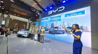 BYD mengumumkan harga tiga mobil listriknya di Indonesia, yaitu Atto 3, Dolphin, dan Seal pada IIMS 2024. (Liputan6.com/Arief Aszhari)