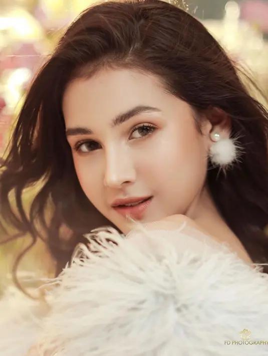 Pemilik nama lengkap Sandrinna Michelle Skornick ini menuai banyak pujian dari penampilannya kali ini. Banyak yang menyebut bahwa Sandrinna mirip dengan Irish Bella versi remaja. (Liputan6.com/IG/fdphotography90)