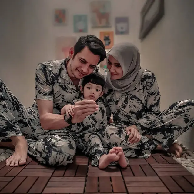 Berperan Jadi Suami Antagonis, Ini 6 Potret Teuku Mirza dan Sang Istri